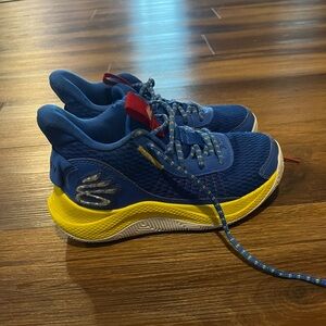 Boys Steph Curry Shoes, size 3.5
